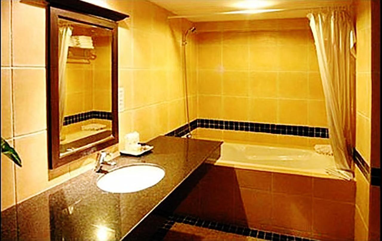 Хостел Bodega Phuket Patong (Adults Only) Экстерьер фото